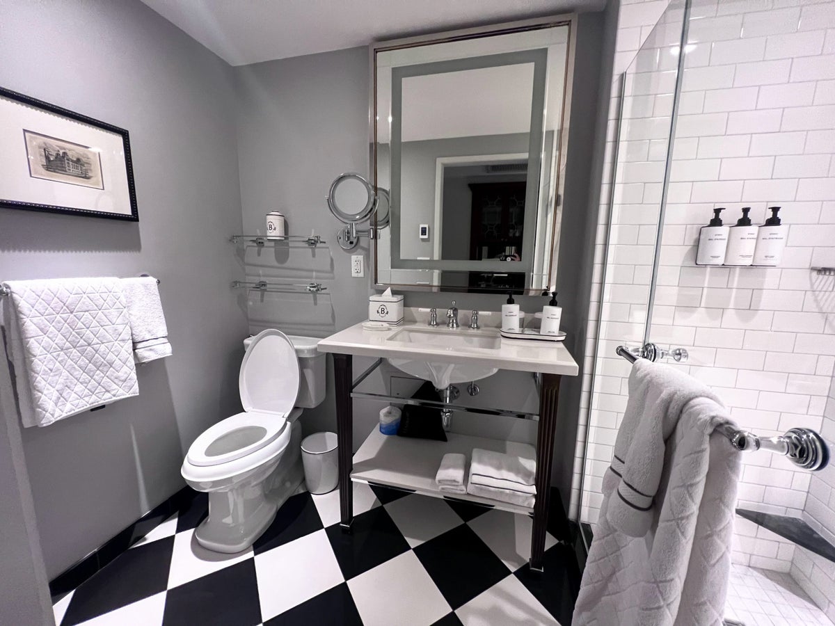 Intercontinental New York Barclay guestroom bathroom