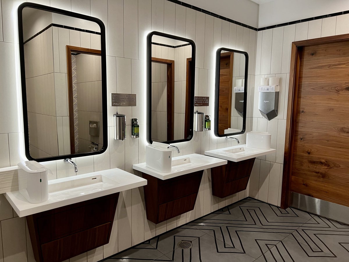 LGA Centurion Lounge Bathroom