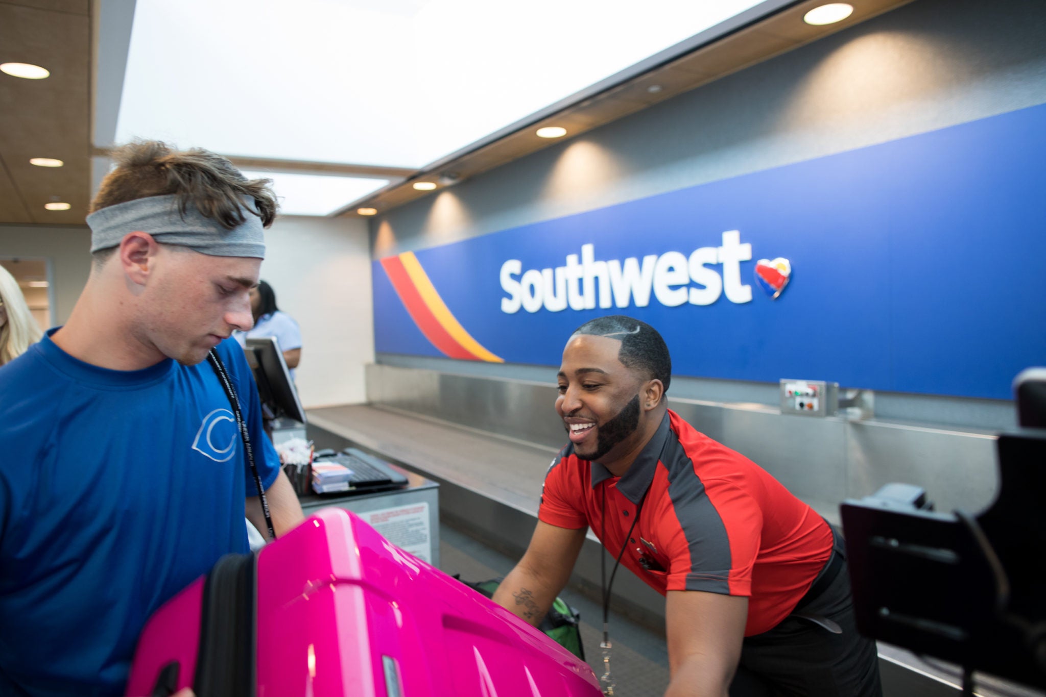 Southwest Airlines Baggage Fees Policy 2023 Update   Southwest Passenger Checking In Bag 2048x1366 