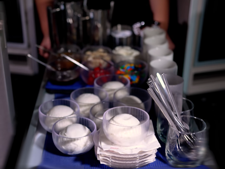 United's Infamous Dessert Cart Returns to International Flights