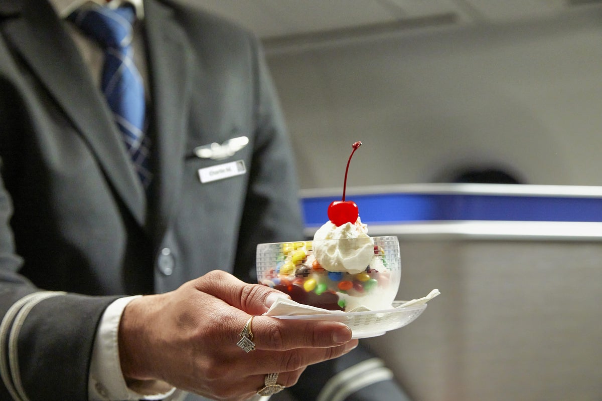 United’s Infamous Dessert Cart Returns to Long-haul International Flights