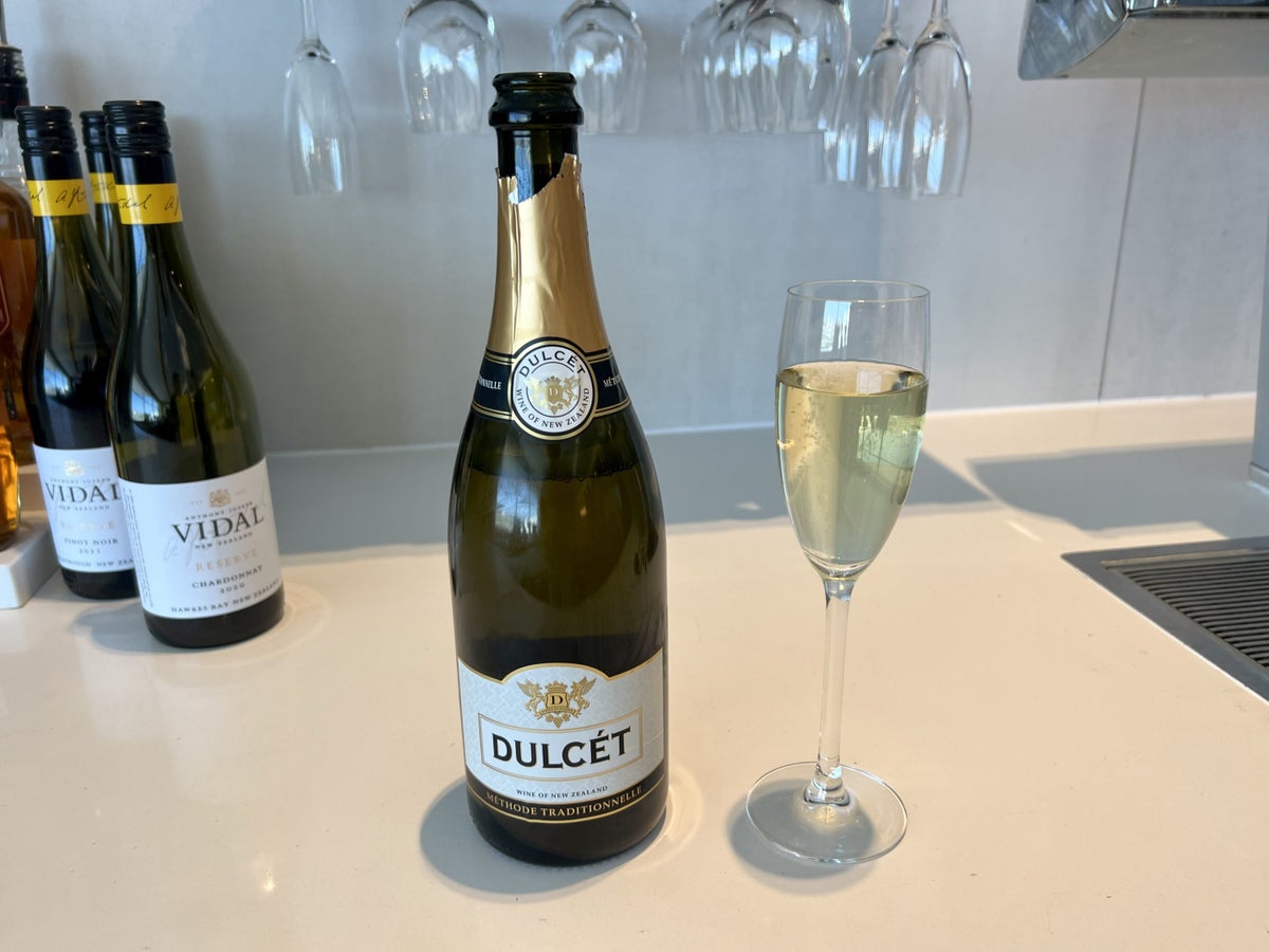 Air New Zealand Boeing 787 business class SYD lounge Dulcet sparkling wine