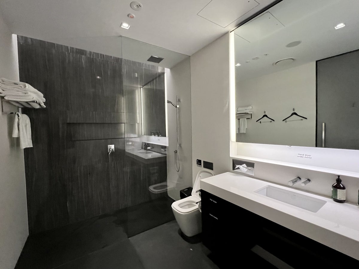 Air New Zealand Boeing 787 business class SYD lounge shower