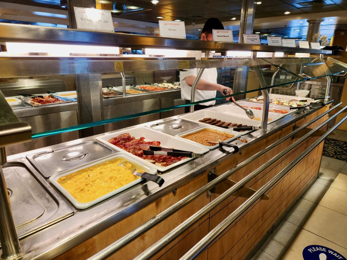 Breakfast buffet Ocean Endeavour