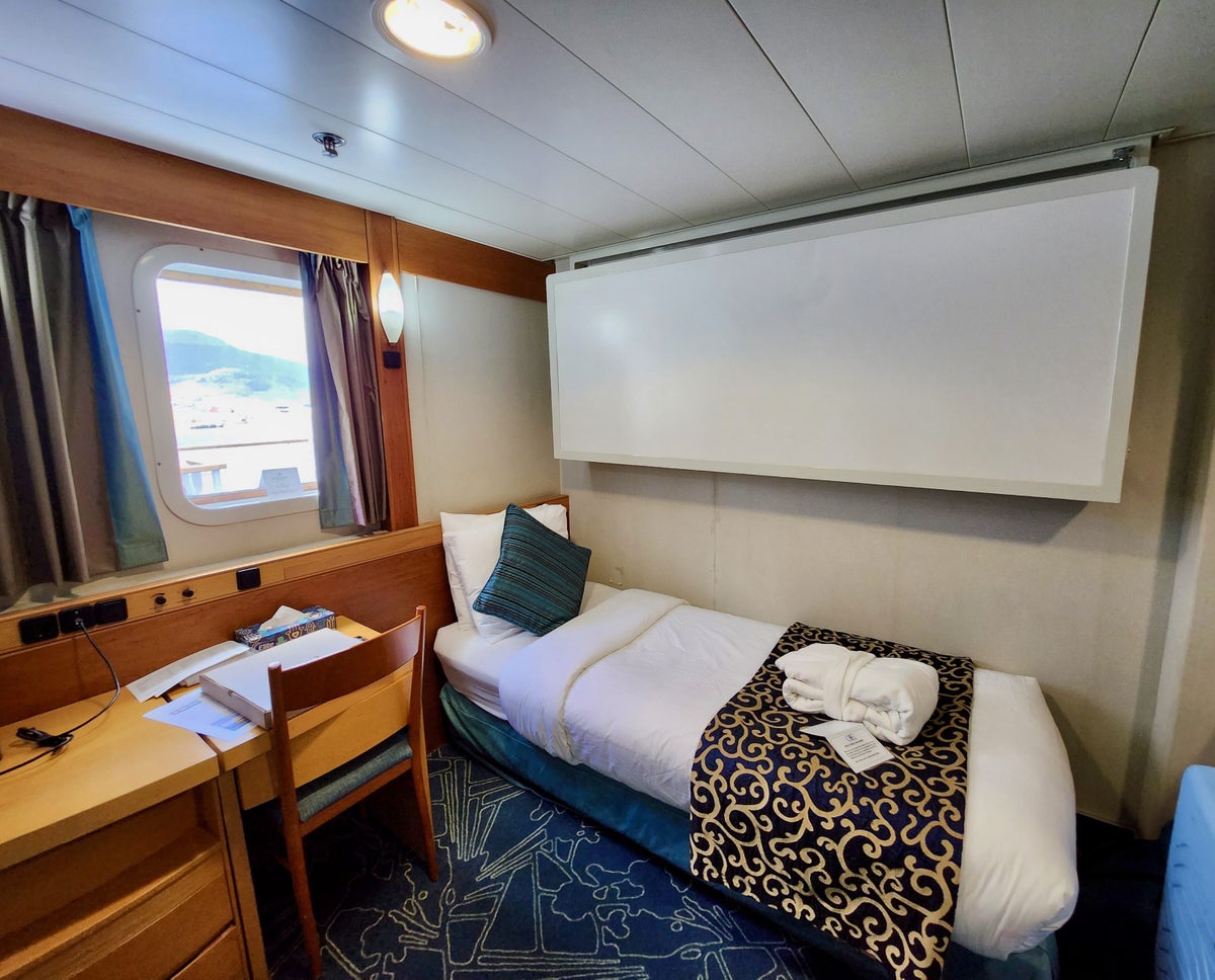 Category 5 Twin deluxe bed Ocean Endeavour