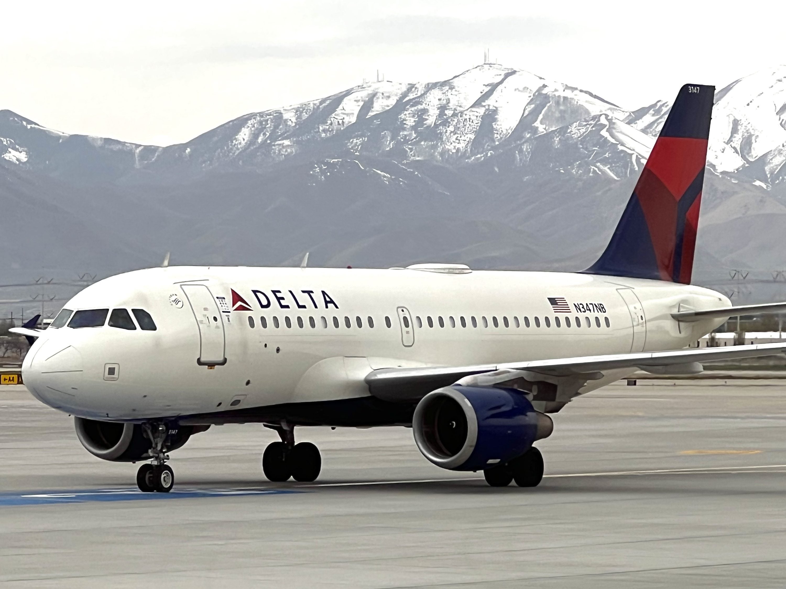 Delta Airbus A319 at Salt Lake City 1