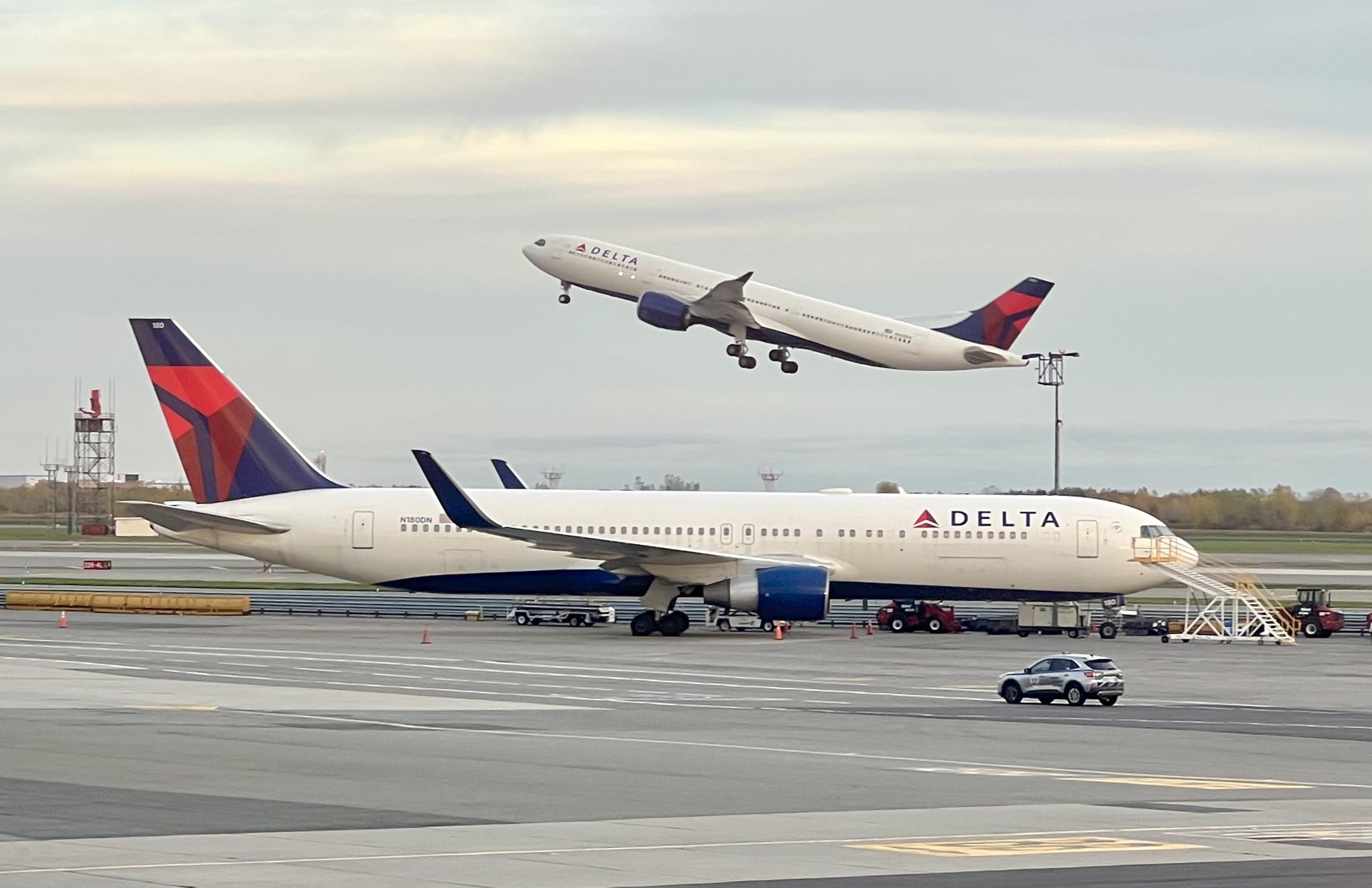 Delta Boeing 767 and Airbus A330 at JFK