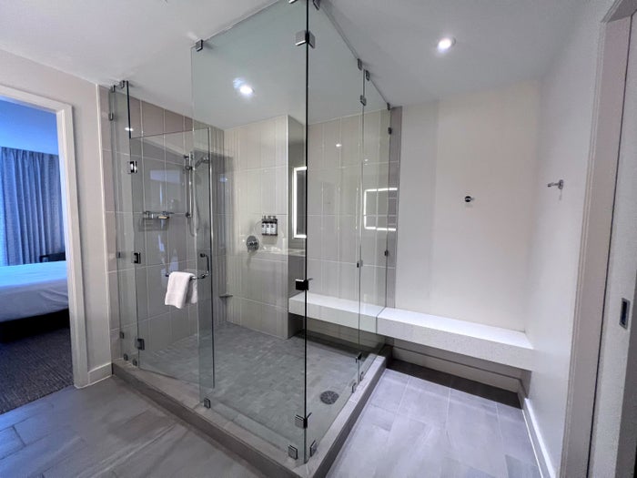 Hyatt Regency Houston Galleria Regency Suite King shower