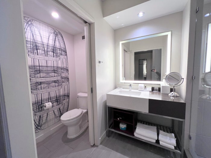 Hyatt Regency Houston Galleria guest bathroom
