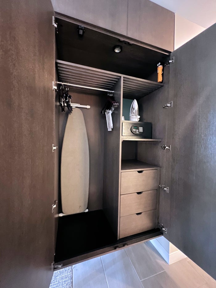 Hyatt Regency Houston Galleria guestroom closet