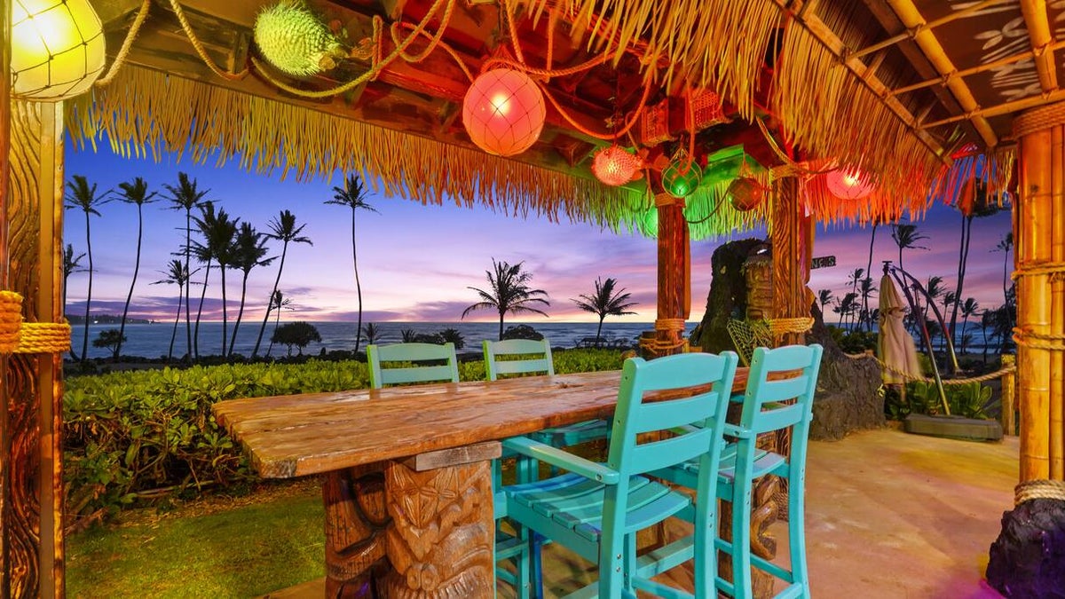 Photo of an outdoor dining venue at the Hilton Garden Inn Kauai Wailua Bay.