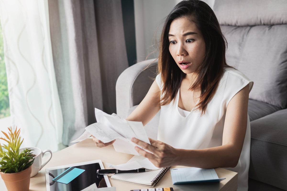 woman discovers a late credit card payment