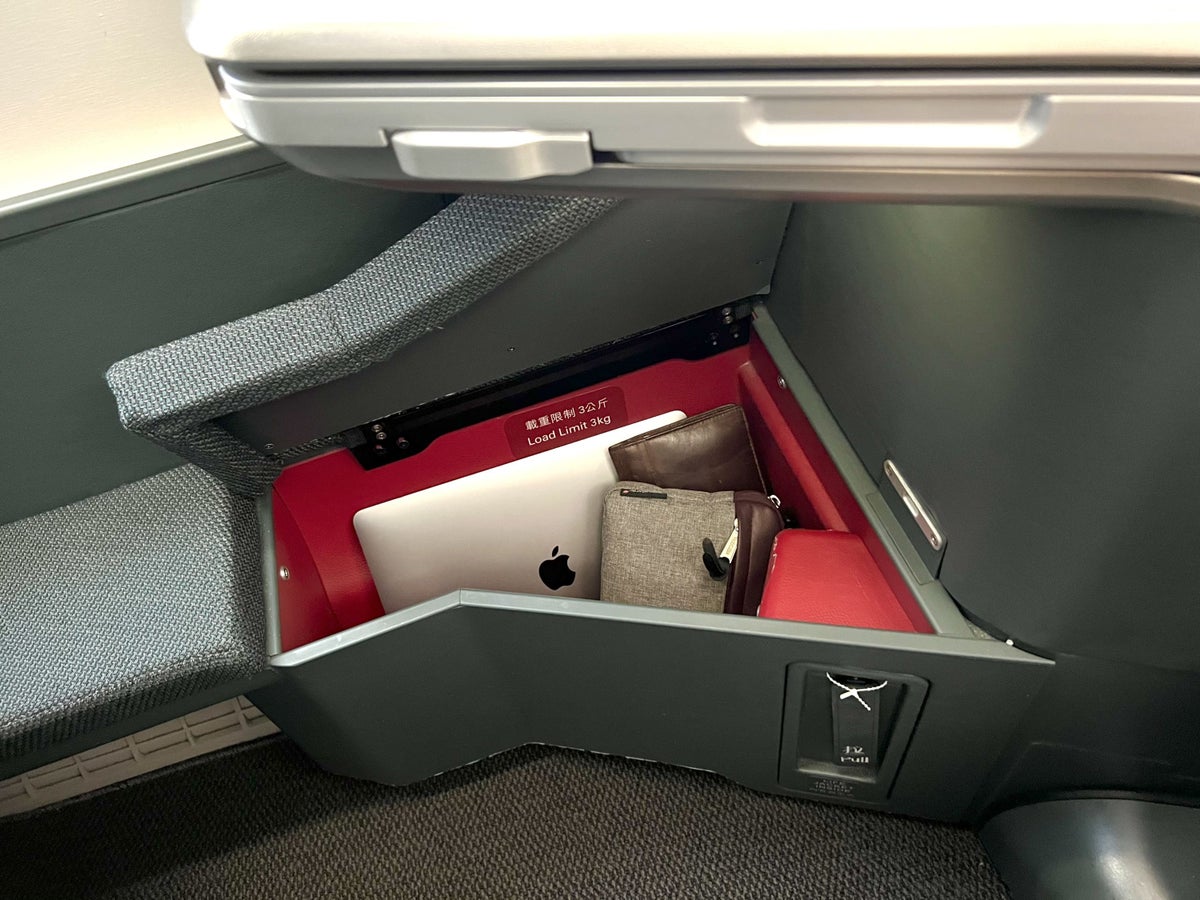 Cathay Pacific Airbus A35k business class storage