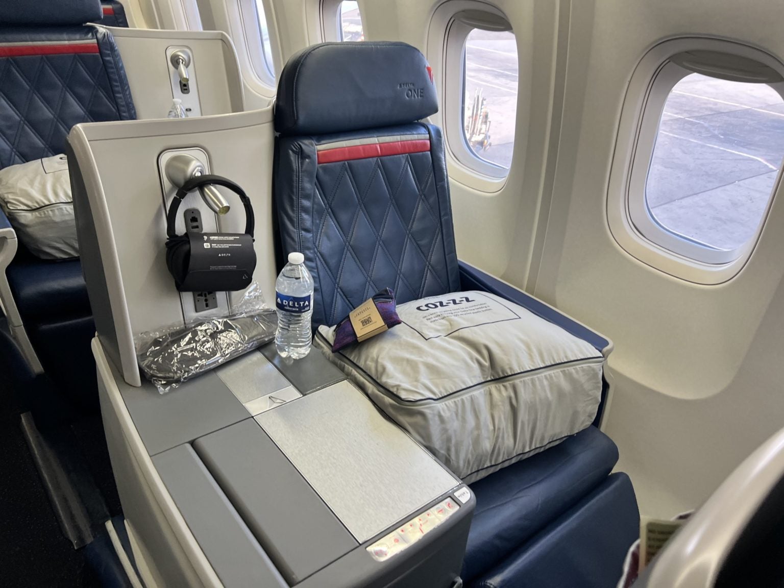 Delta One Business Class Boeing 767300 Review [JFK to HNL]