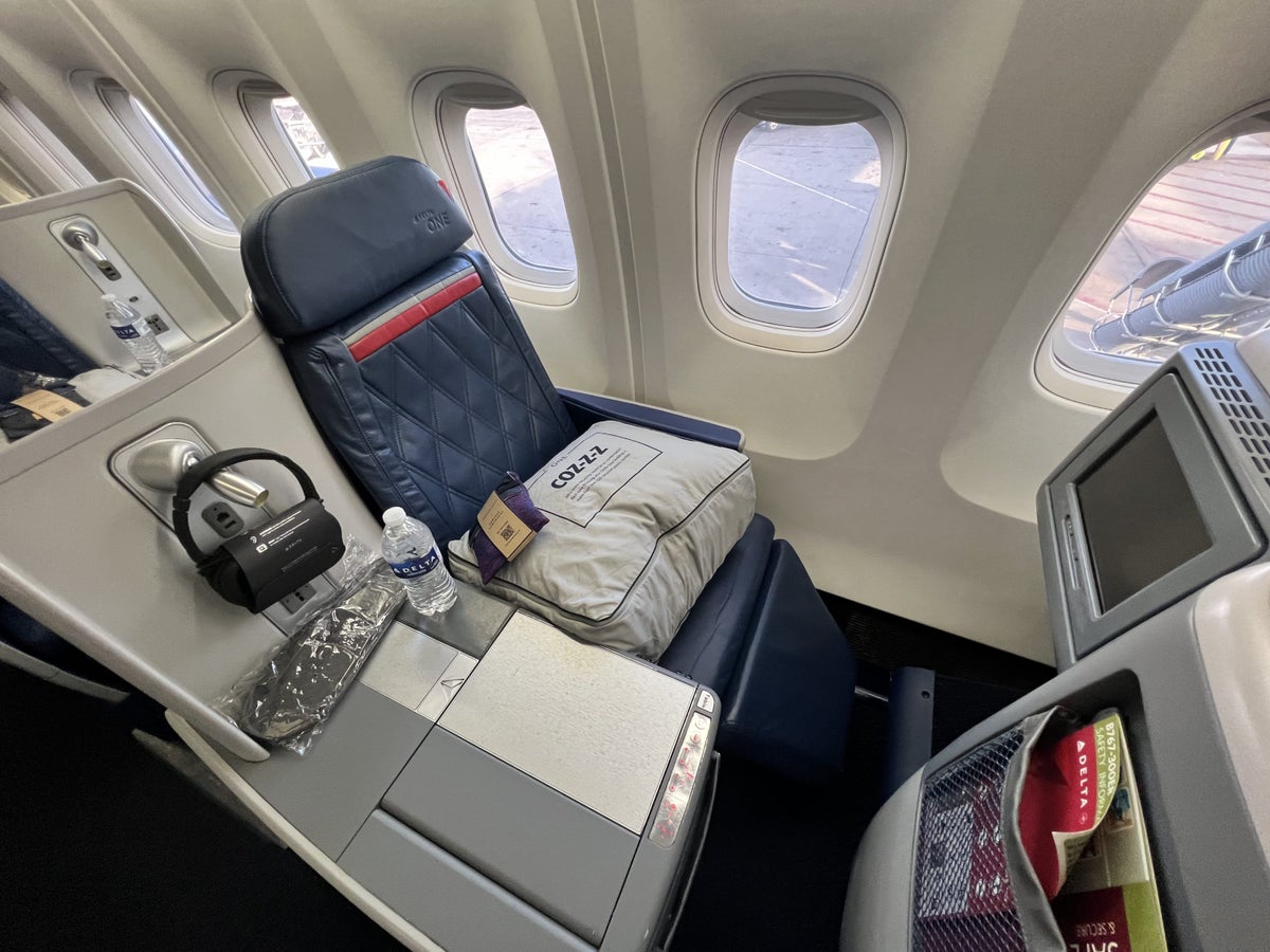 Delta One Business Class Boeing 767-300 Review [JFK to HNL]