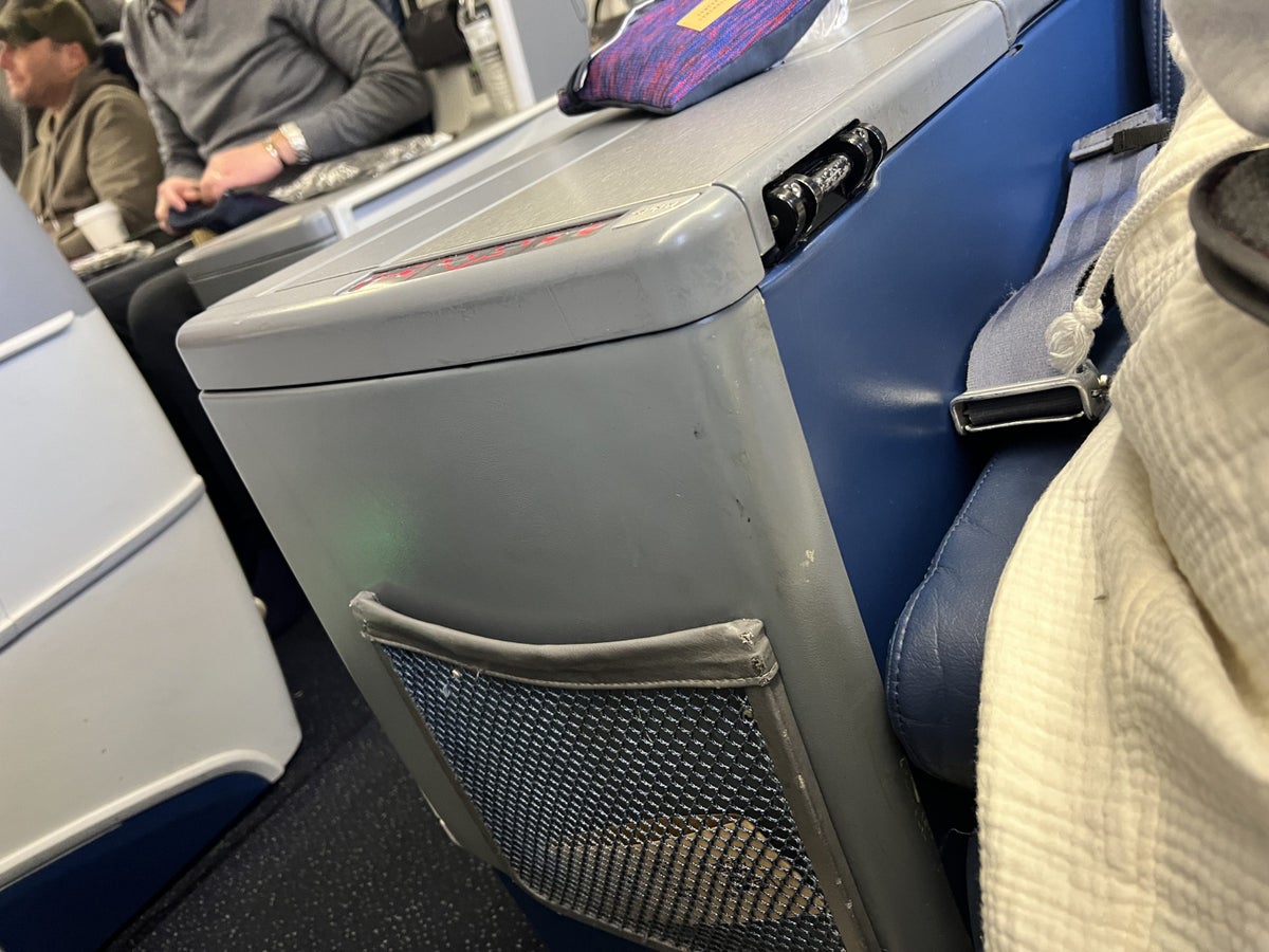 Delta One Seat Console