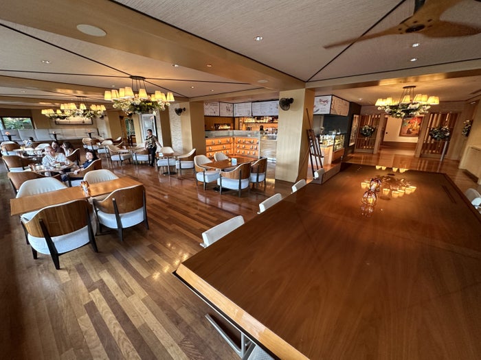 Four Seasons Lanai Cafe Seating
