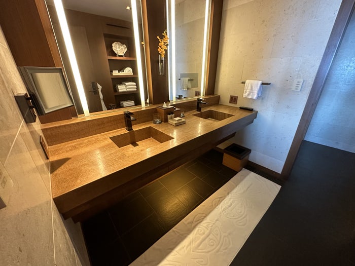 Four Seasons Lanai Room Vanity