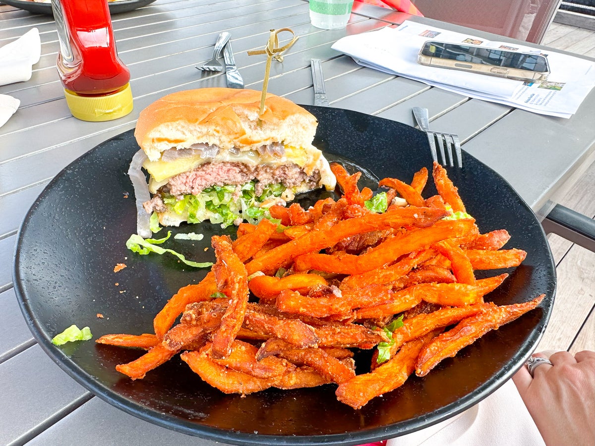Hilton Waikoloa Village bar burger