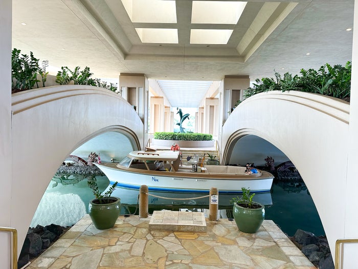 Hilton Waikoloa Village boat and bridge