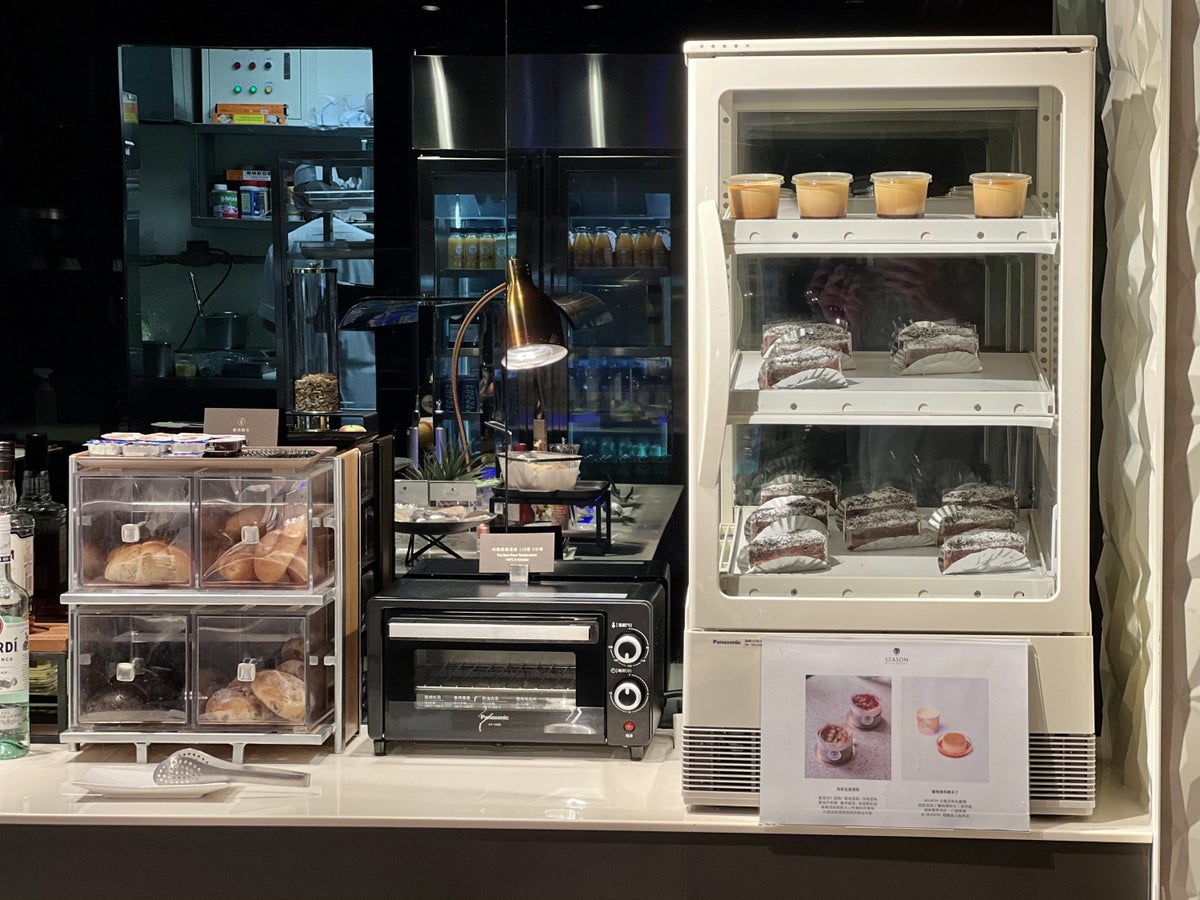 Starlux A359 Business Class TPE lounge breads and desserts