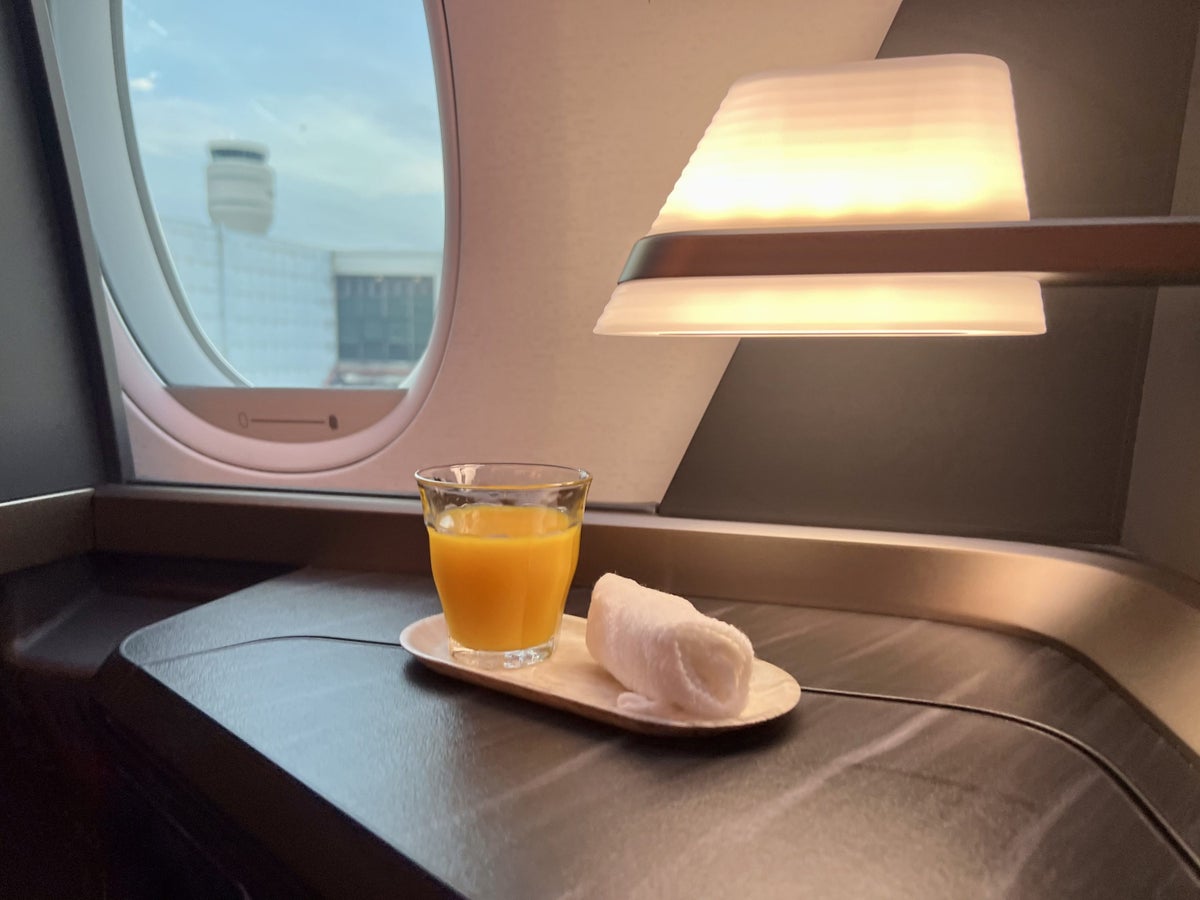 Starlux A359 Business Class welcome drink and hot towel