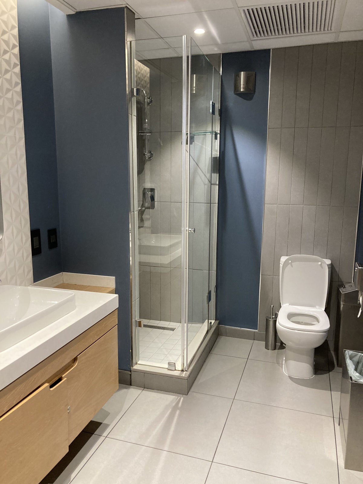 Bidvest Premier Lounge shower and toilet