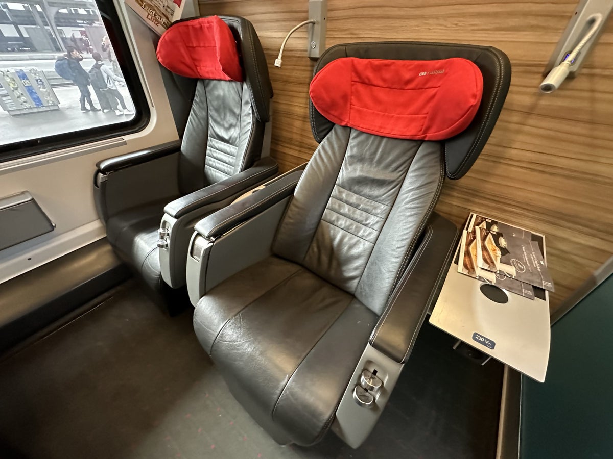 ÖBB Railjet Express Train Business Class Review [Zürich to Innsbruck]