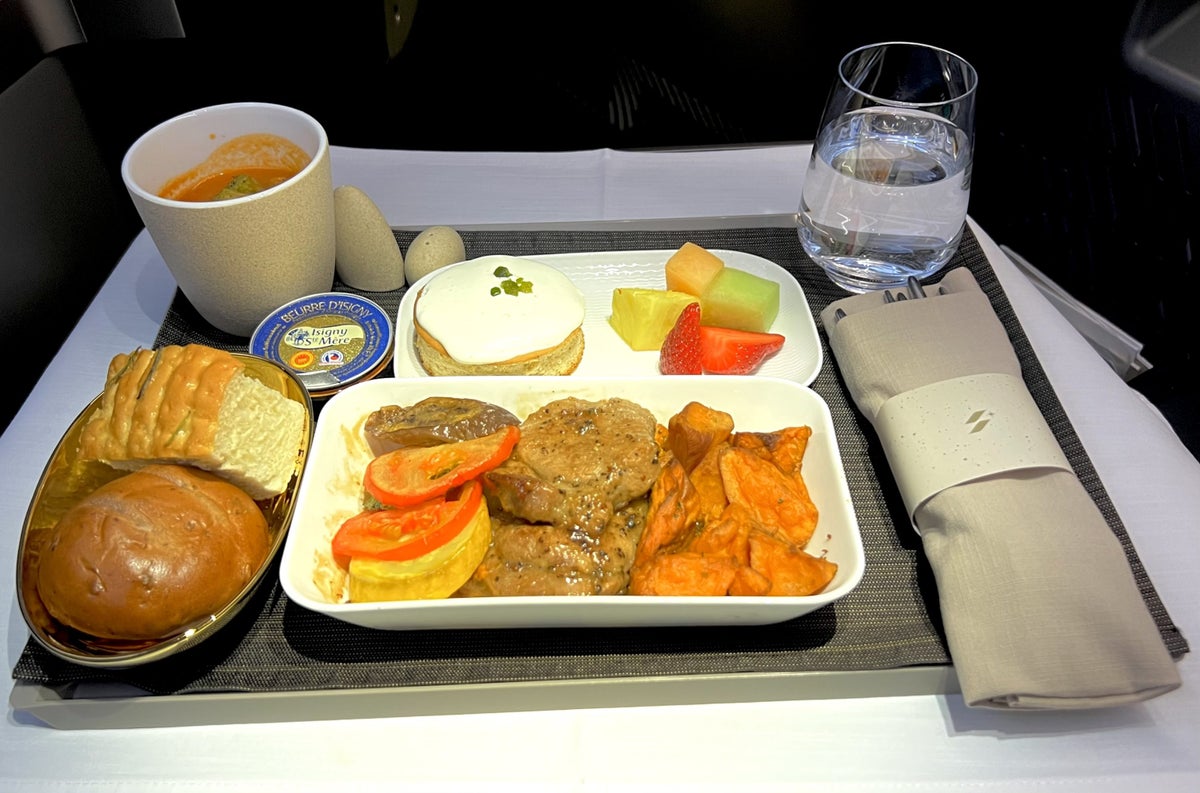 Starlux Business Class main meal close up