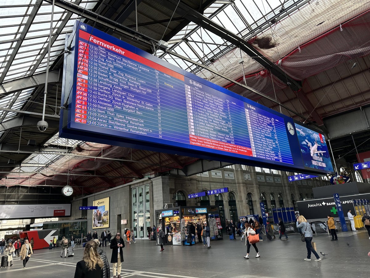 Zurich HB Departure Board