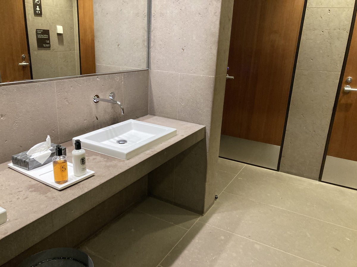 Al Maha Lounge Doha secondary bathroom interior