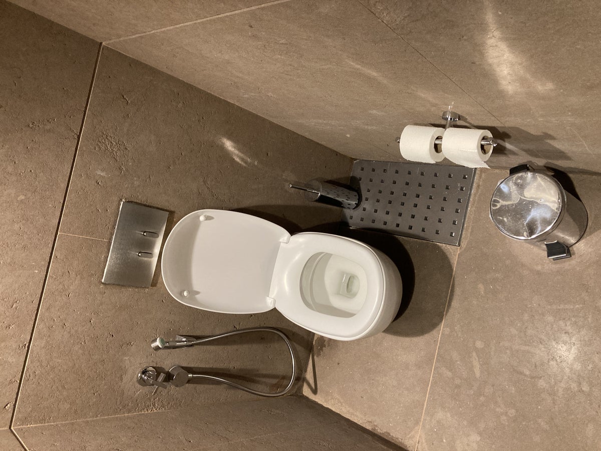 Al Maha Lounge Doha secondary toilet