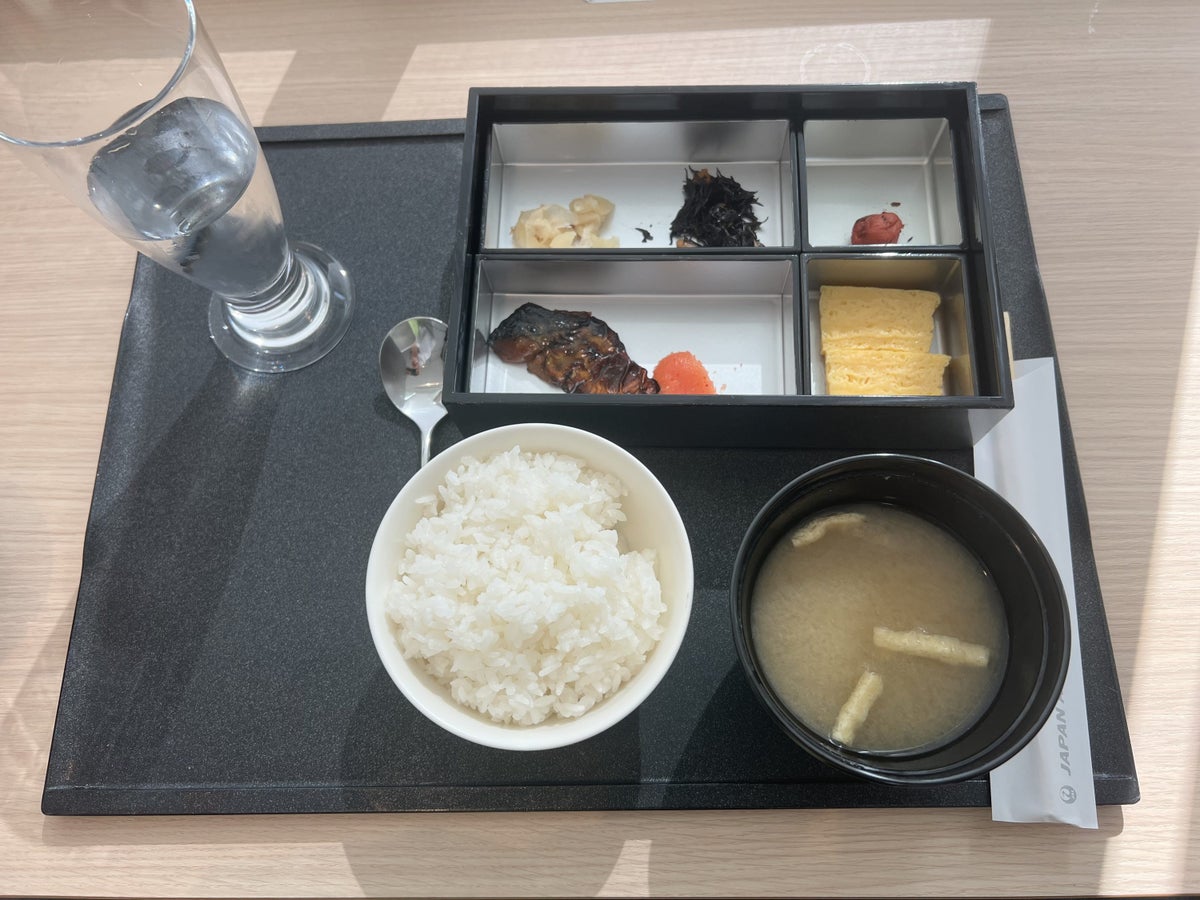 JAL Lounge HND Meal