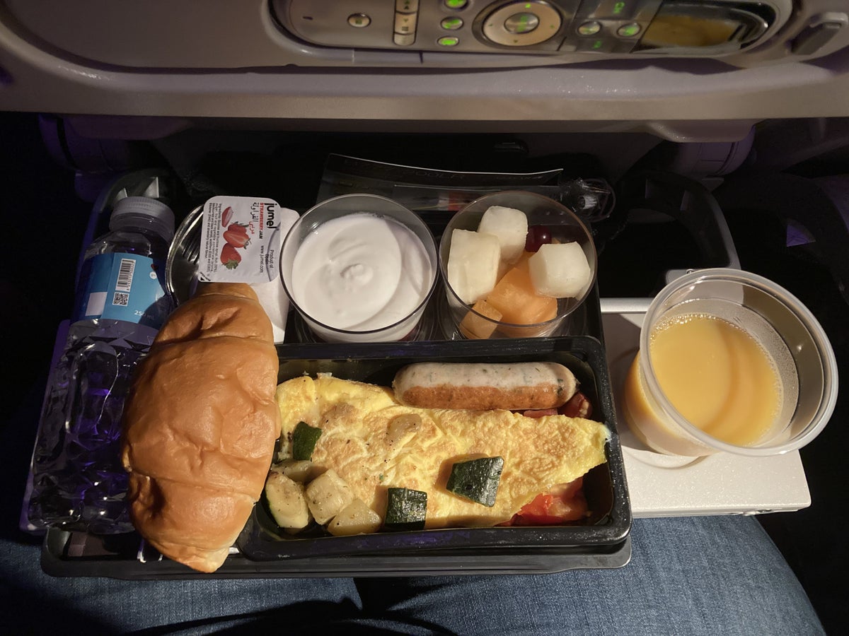 Qatar Airways 777 DOH DFW economy breakfast service