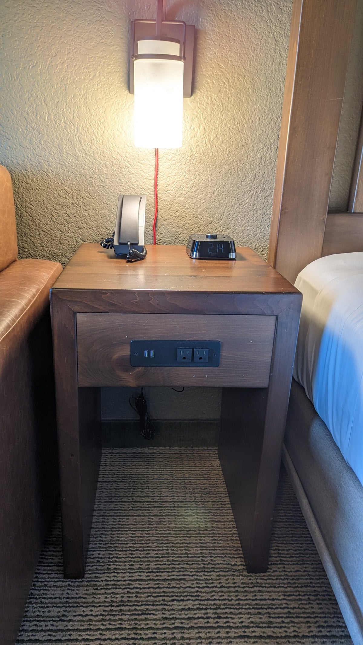 Great Wolf Lodge Grapevine guestroom bedside table