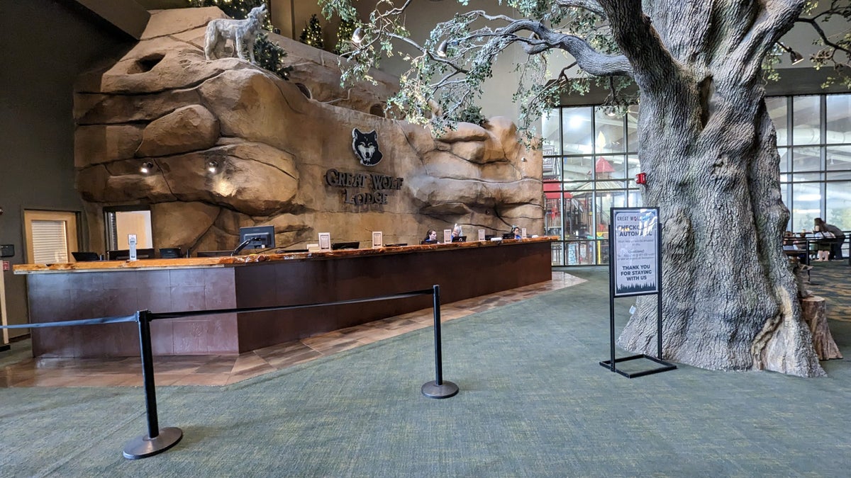 Great Wolf Lodge Grapevine lobby check in desk