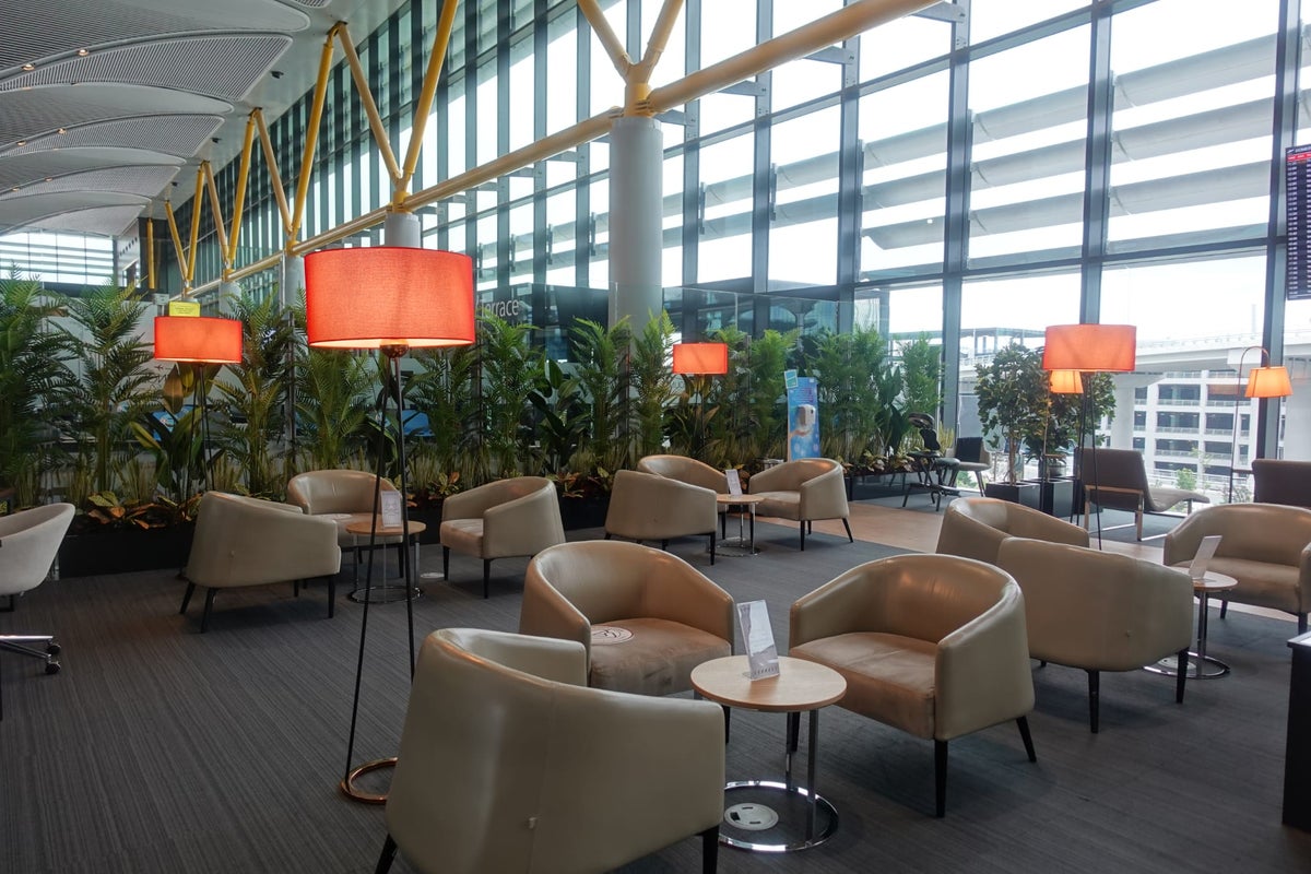 The 10+ Best Credit Cards for Airport Lounge Access [October 2023]