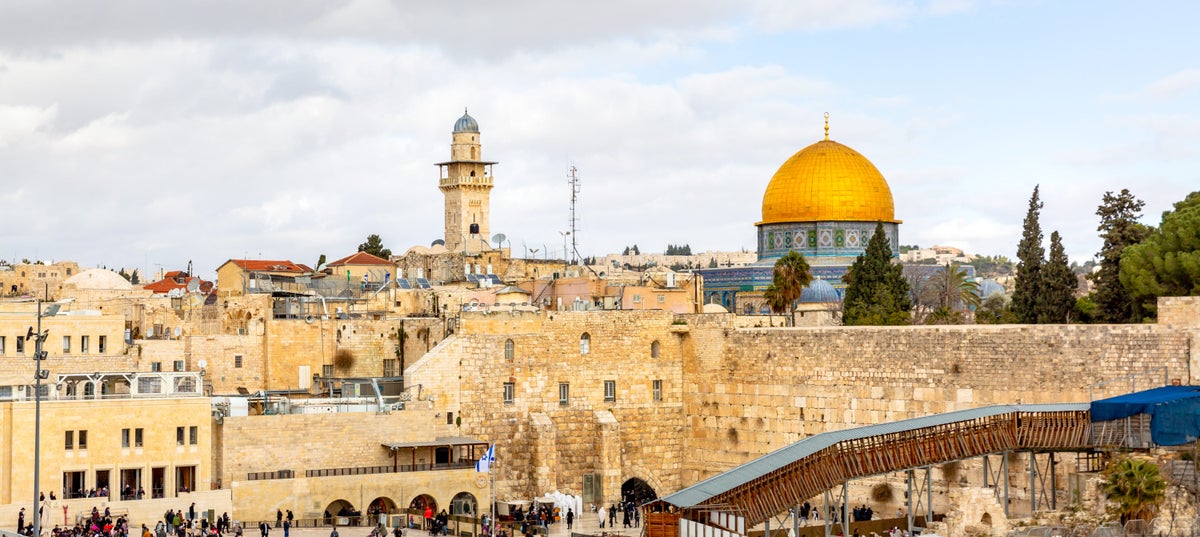 Panoromic view of Temple Mount in Jerusalem, including the Western Wall and the golden Dome of the Rock.