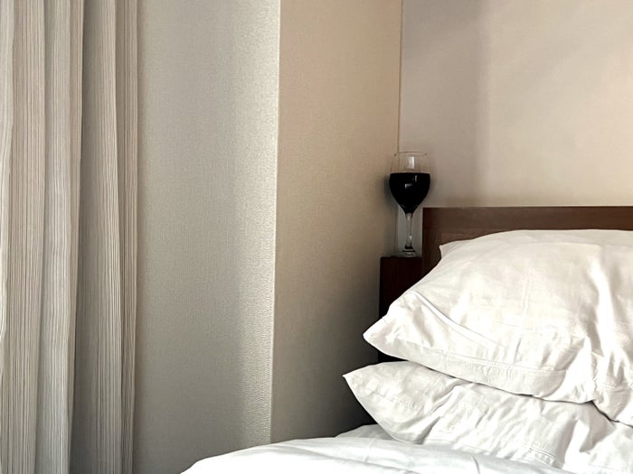 Marriott Newark International room no nightstand Marriott Newark International room no nightstand
