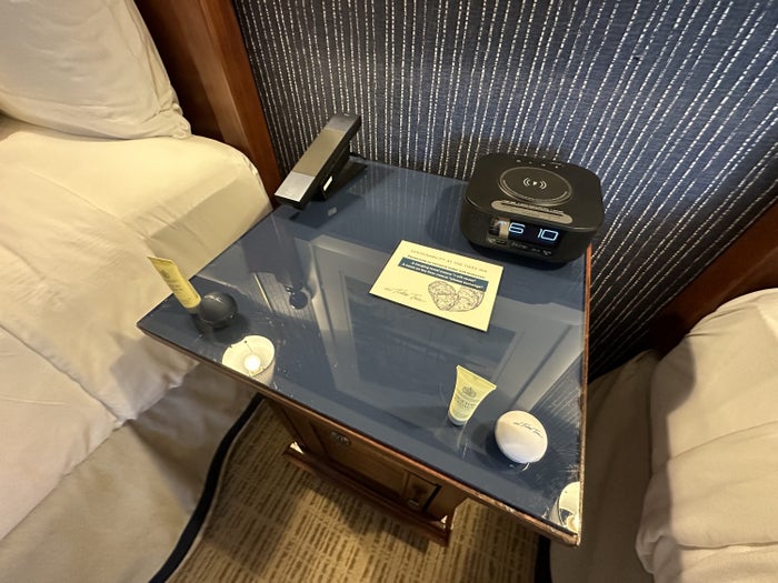 Tides Inn Bedstand
