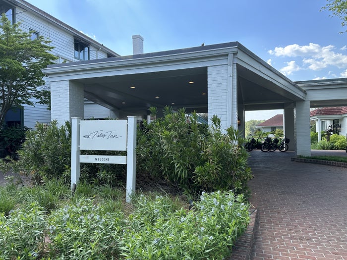 Tides Inn Front Sign