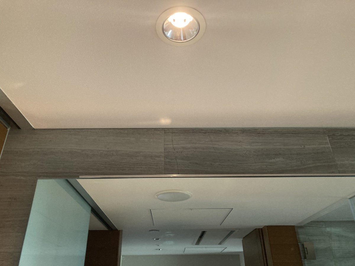 Hyatt Regency Tokyo bathroom overhead light