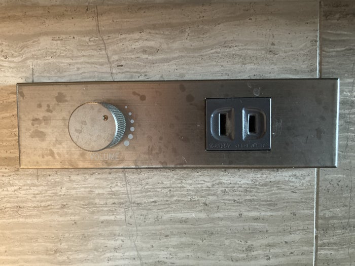 Hyatt Regency Tokyo bathroom plug and mysterious control