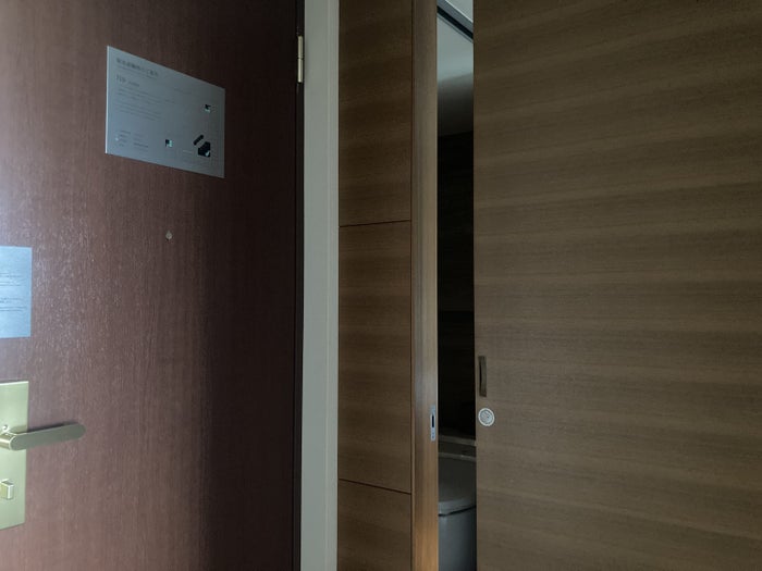 Hyatt Regency Tokyo bathroom sliding door