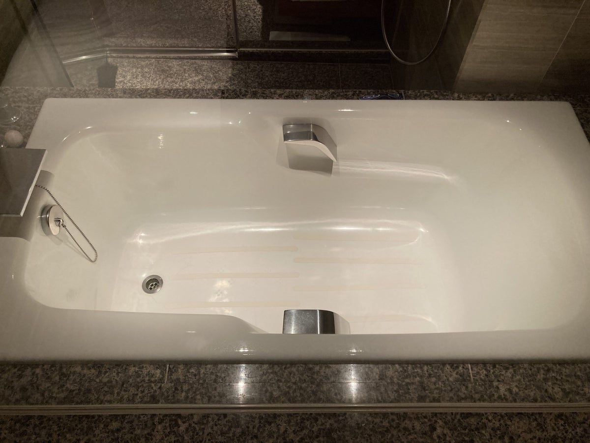 Hyatt Regency Tokyo bathroom tub