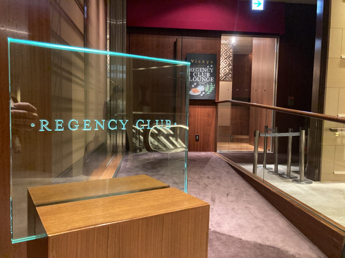 Hyatt Regency Tokyo Vicky's temporary regency club sign