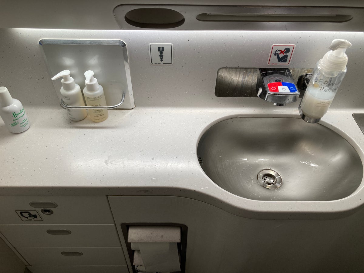 British Airways A350 1000 Club Suites review LAS LHR bathroom sink and toiletries 