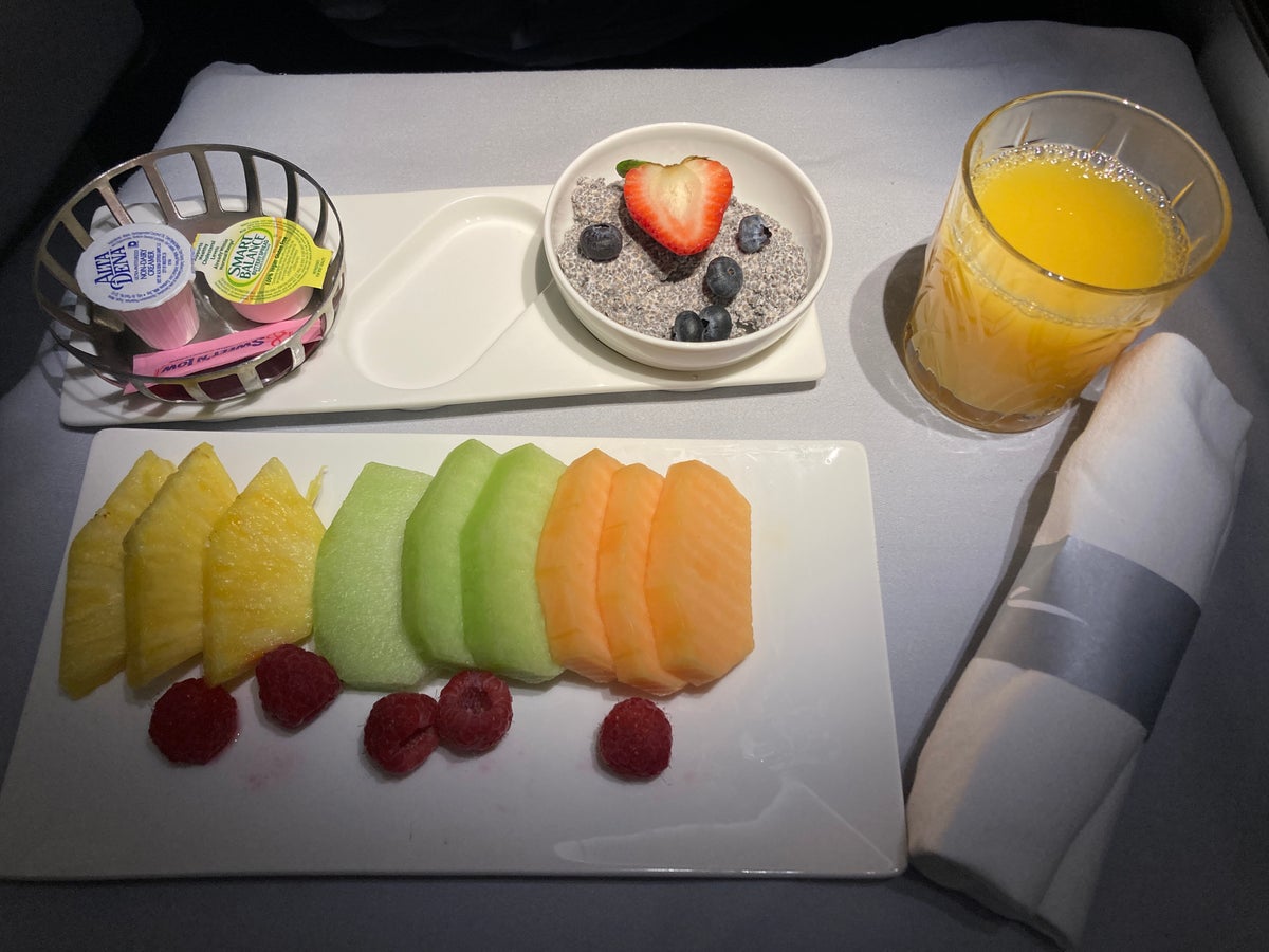 British Airways A350 1000 Club Suites review LAS LHR breakfast starters 