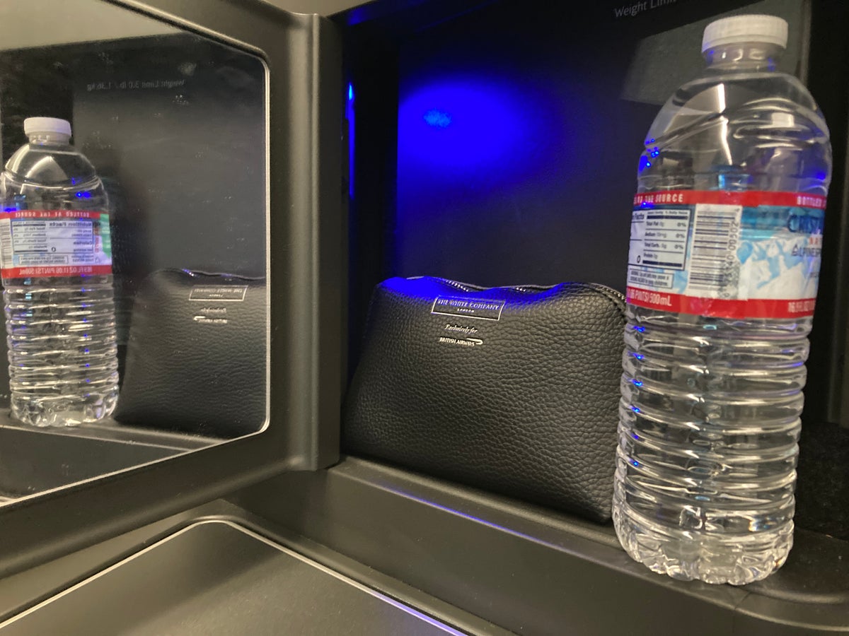 British Airways A350 1000 Club Suites review LAS LHR cubby with water and amenity kit 