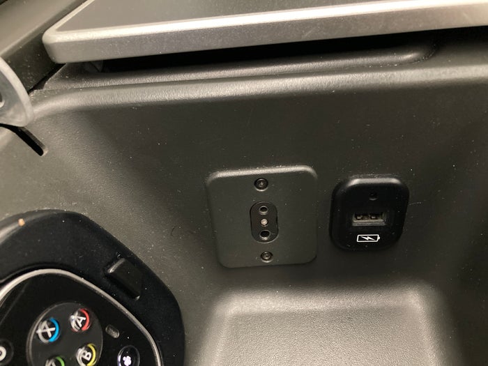 British Airways A350 1000 Club Suites review LAS LHR headphone jack and USB